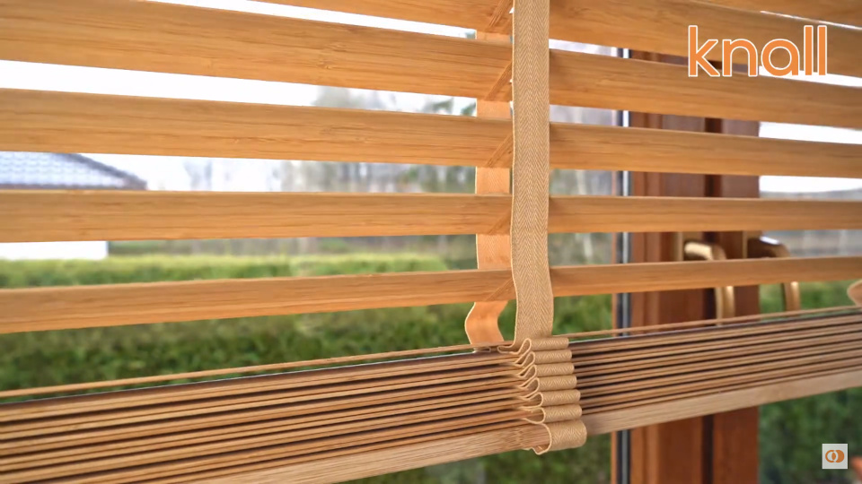 Perfect fit of wooden blind